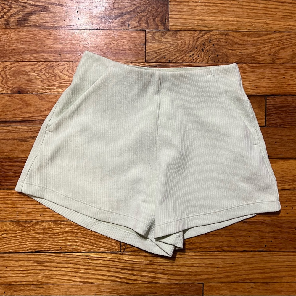 Lululemon ribbed softstreme high rise 2" shorts